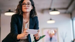 É permitido compartilhar decisões judiciais nas redes sociais? Entenda as normas